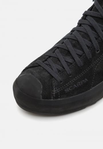 Походные кроссовки