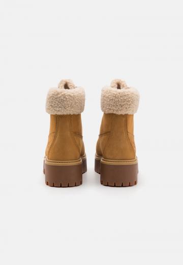 Ботинки на шнуровке