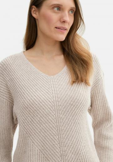 Пуловер с вырезом V