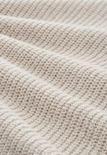 Пуловер с вырезом V