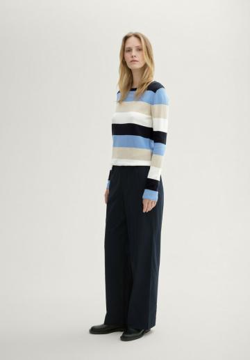Пуловер в полоску