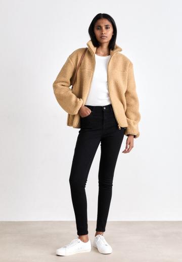 Узкие джинсы