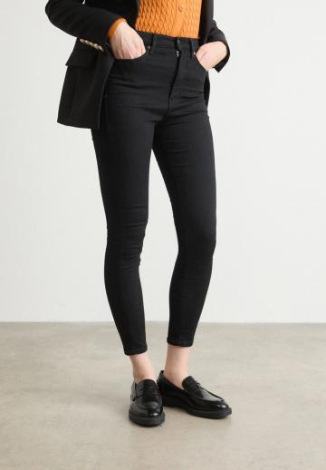 Узкие джинсы