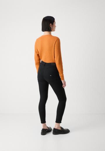 Узкие джинсы