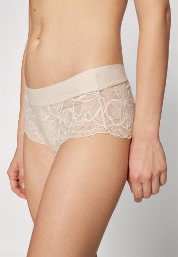 Трусы на бедрах