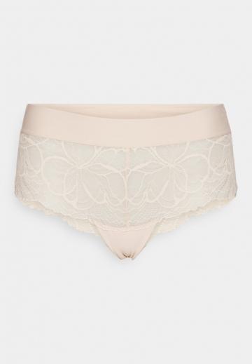 Трусы на бедрах