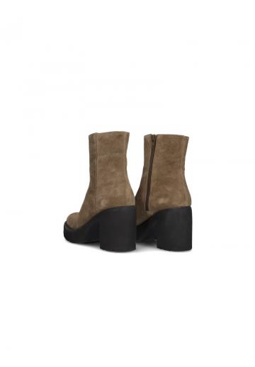 Полусапожки на высоком каблуке