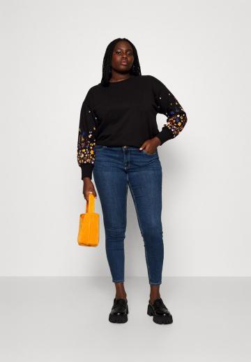 Короткие джинсы