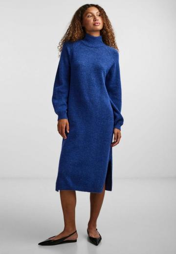 Вязаное платье