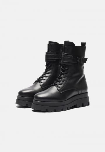 Ботинки на шнуровке