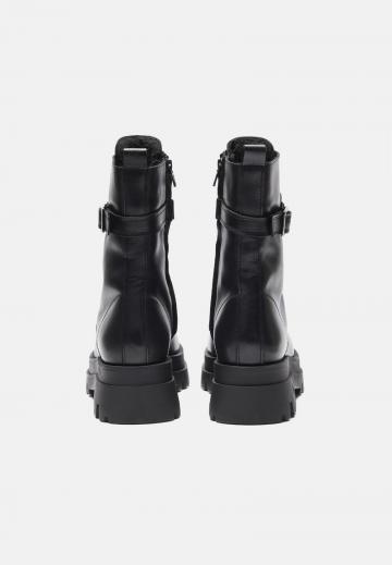 Ботинки на шнуровке