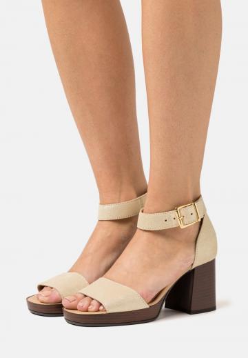 Босоножки на каблуке