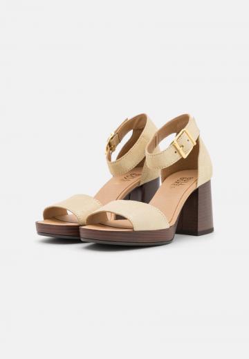 Босоножки на каблуке