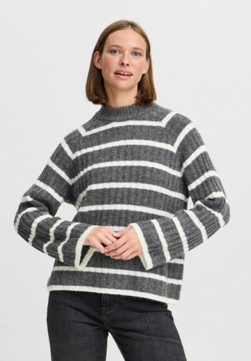 Пуловер в полоску