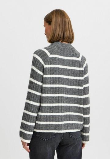 Пуловер в полоску