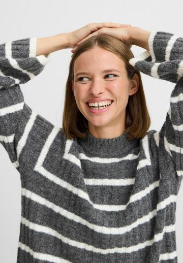 Пуловер в полоску