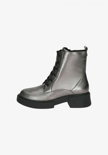 Ботинки на шнуровке