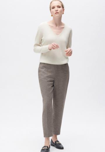 Пуловер с вырезом V