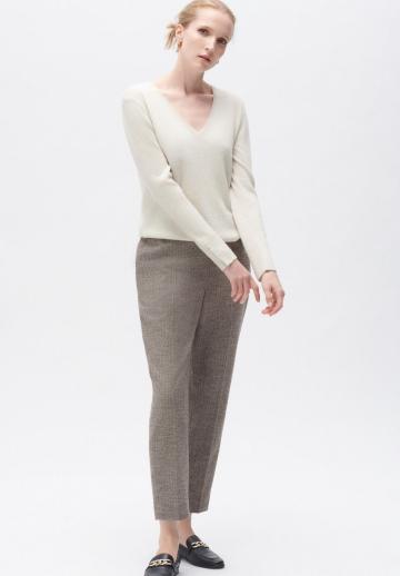 Пуловер с вырезом V