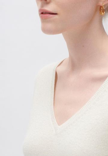 Пуловер с вырезом V