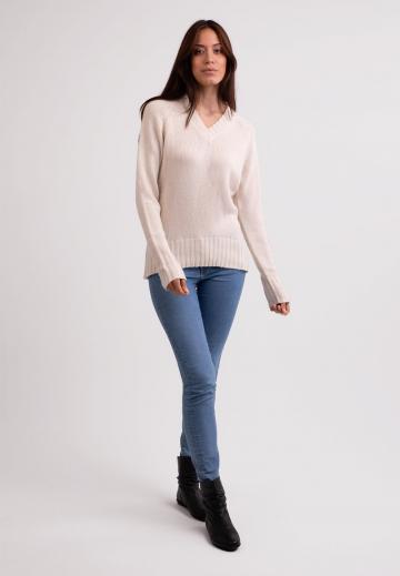 Пуловер с вырезом V