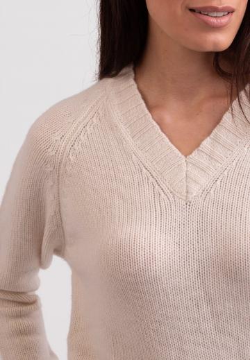 Пуловер с вырезом V