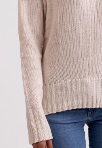 Пуловер с вырезом V