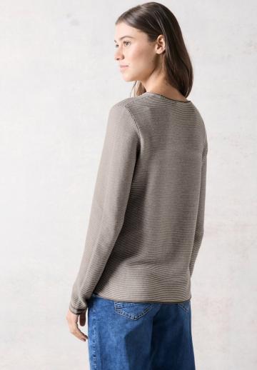 Пуловер с вырезом V