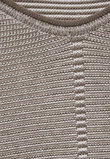 Пуловер с вырезом V