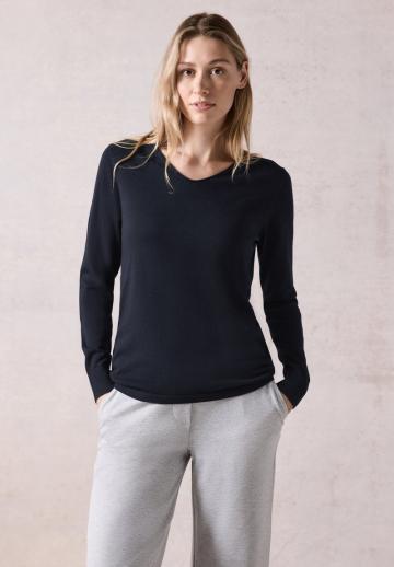 Пуловер с вырезом V