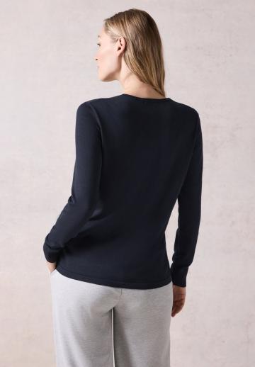 Пуловер с вырезом V