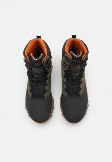 Походные кроссовки