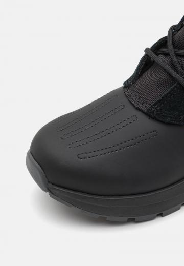 Спортивные сапоги