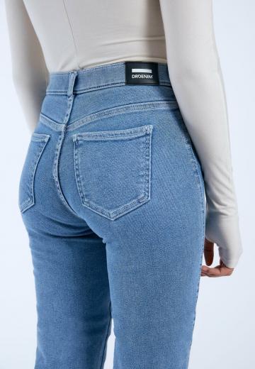 Прямые джинсы