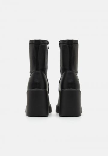 Полусапожки на высоком каблуке