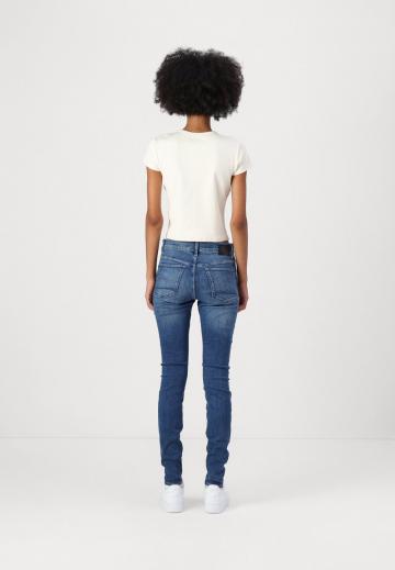 Узкие джинсы