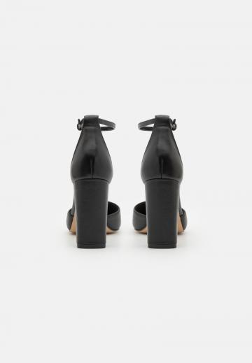 Туфли на высоком каблуке