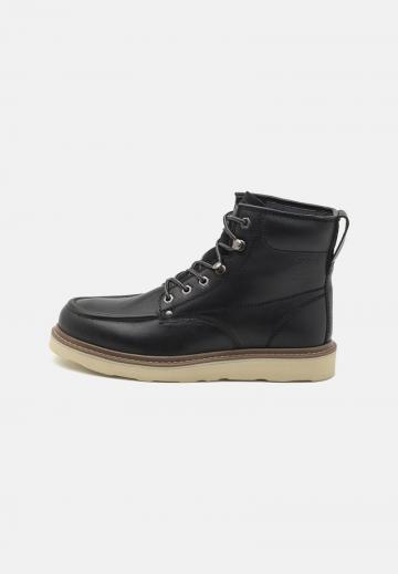 Ботинки на шнуровке
