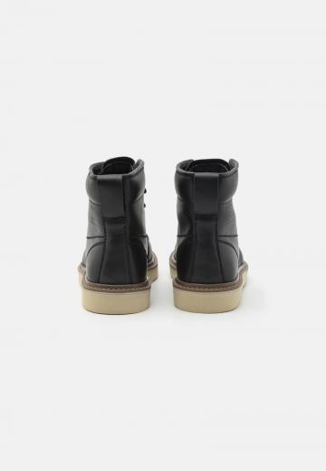 Ботинки на шнуровке