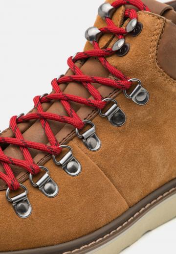 Ботинки на шнуровке