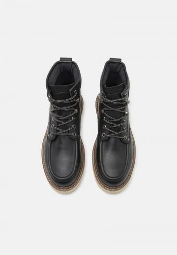 Ботинки на шнуровке