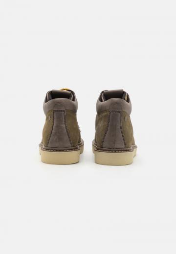 Походные ботинки