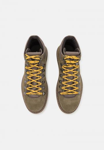 Походные ботинки