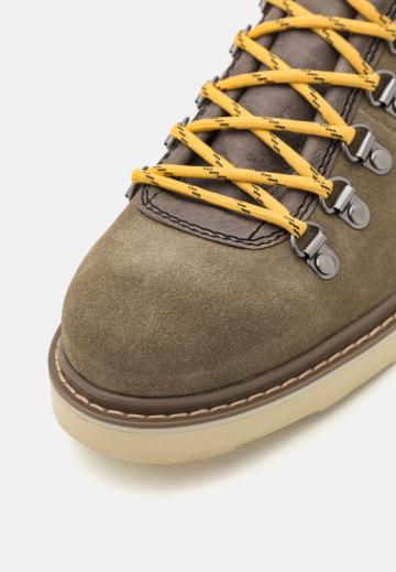 Походные ботинки