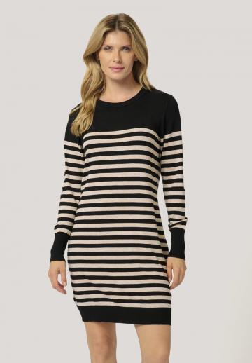 Вязаное платье