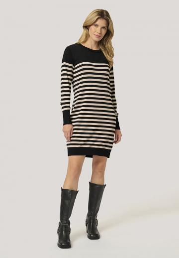 Вязаное платье