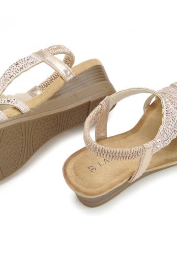 Босоножки на танкетке