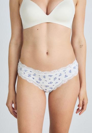 Трусы на бедрах