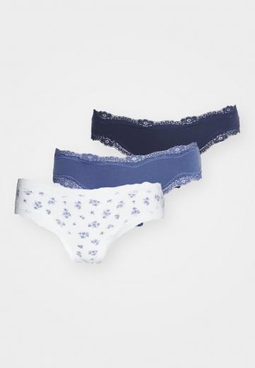 Трусы на бедрах