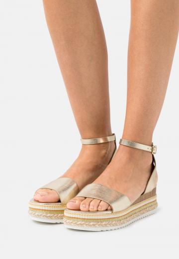 Босоножки на танкетке